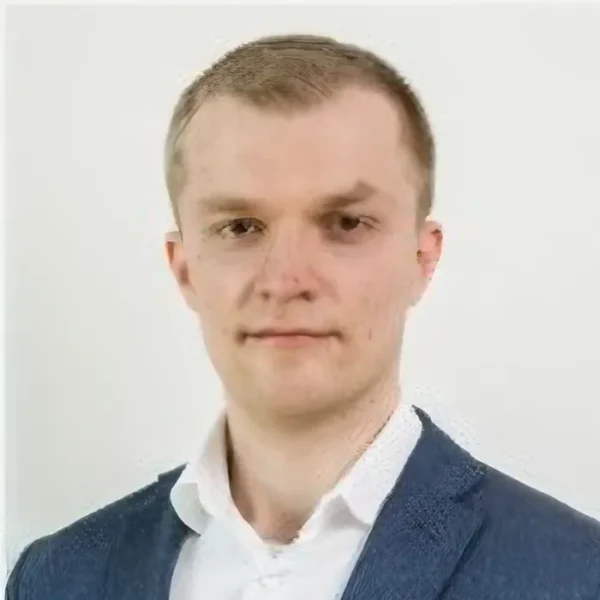 Krótko strzyżony mężczyzna w garniturze