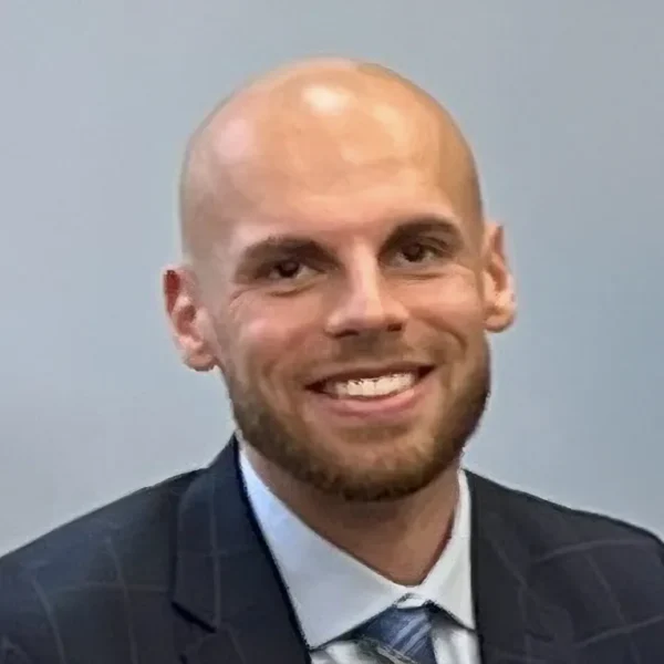 Mężczyzna w garniturze