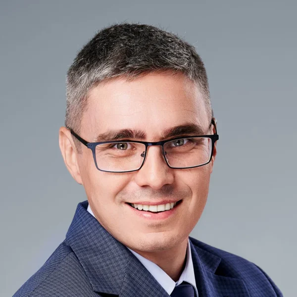 Krótko strzyżony mężczyzna w garniturze i okularach