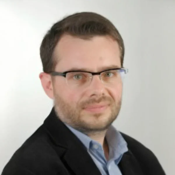 Mężczyzna w krótkich włosach, w okularach