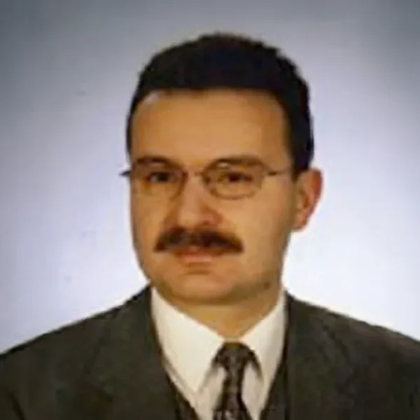 Mężczyzna w okularach, z wąsem.