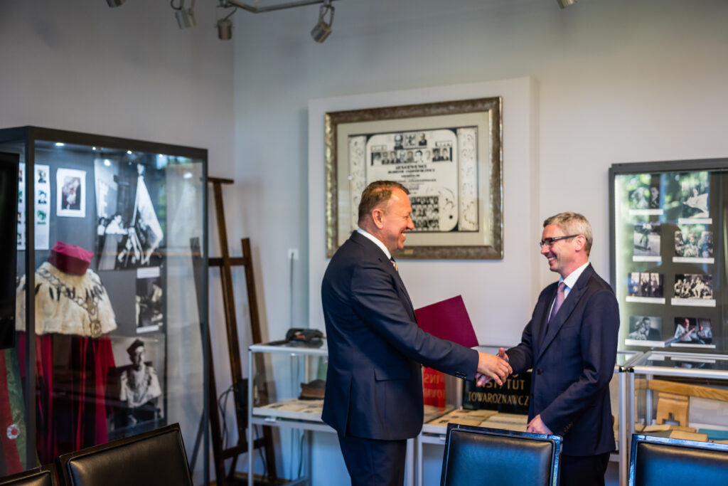 JM Rektor UEK dr hab. Bernard Ziębicki, prof. UEK, gratuluje dr. hab. Mateuszowi Folwarskiemu, prof. UEK, powołania na stanowisko Kierownika Katedry Bankowości i Globalnego Systemu Finansowego.
