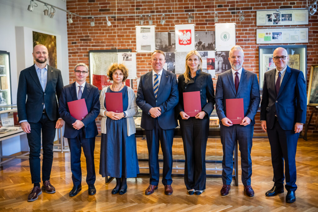 Uczestnicy uroczystości wręczenia powołań nowym Kierownikom Katedr Uniwersytetu Ekonomicznego w Krakowie. Wśród nich dr hab. Mateusz Folwarski, prof. UEK, z dokumentem powołania.