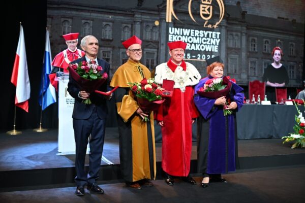 Osoby, które otrzymały kwiaty oraz podziękowania. Ubrani w togi Uczelniane.