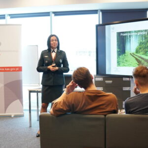 Zdjęcie 1. Zajęcia w jednostkach organizacyjnych KAS – Oddział Celny Port Lotniczy Kraków-Balice