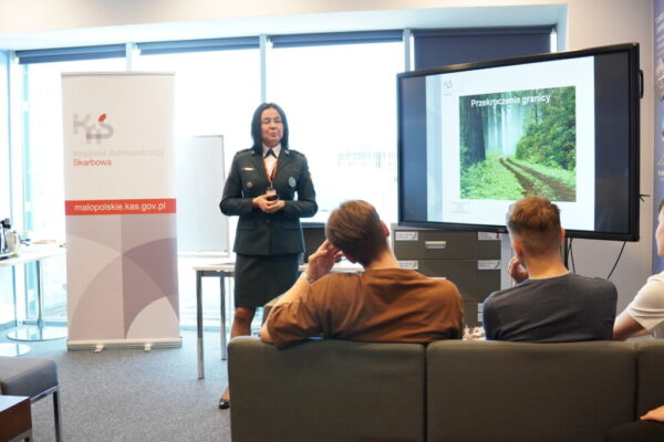 Zdjęcie 1. Zajęcia w jednostkach organizacyjnych KAS – Oddział Celny Port Lotniczy Kraków-Balice