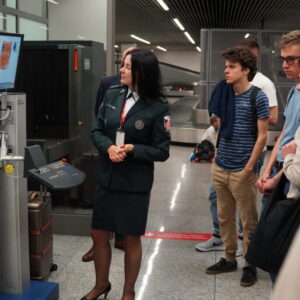 Zdjęcie 12. Zajęcia w jednostkach organizacyjnych KAS – Oddział Celny Port Lotniczy Kraków-Balice