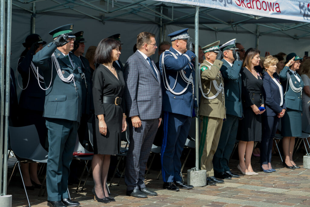 Przedstawiciele KAS i osoby odznaczone.