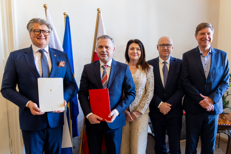 Uczestnicy spotkania: Dyrektor Izbą Administracji Skarbowej Wojciech Zastawniak, Zastępca prezydenta Stanisław Mazur, Kierownik Katedry Finansów i Polityki Finansowej dr hab. Anna Moździerz, prof. UEK oraz Pan Wojciech Lewandowski i Pan Wojciech Łaktasz