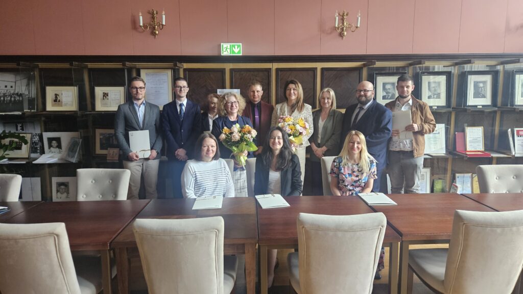 Zdjęcie w Sali Profesorskiej UEK. Na zdjęciu prof. UEK dr hab. Anna Moździerz (Dyrektorem studiów), dr Katarzyna Mikołajczyk (menadżer studiów) oraz uczestnicy studiów.