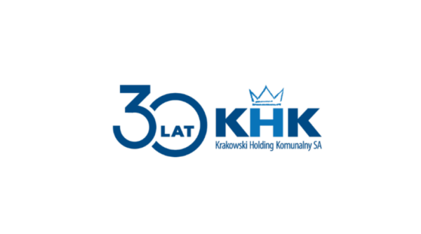 Logo Krakowskiego Holdingu Komunalnego w kolorze biało-niebiesko-granatowym &ndash; Partnera konferencji.