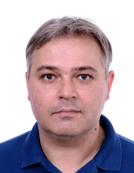 Mężczyzna w krótkich włosach