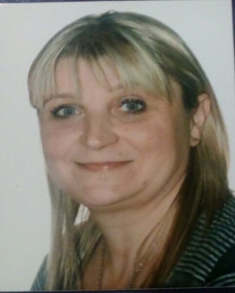 Kobieta w długich blond włosach