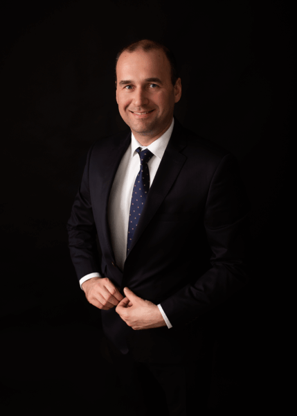 Mężczyzna w czarnym garniturze