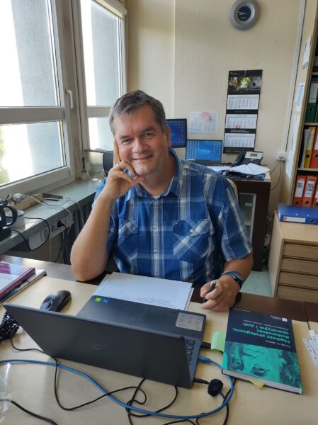 Mężczyzna w krótkich włosach