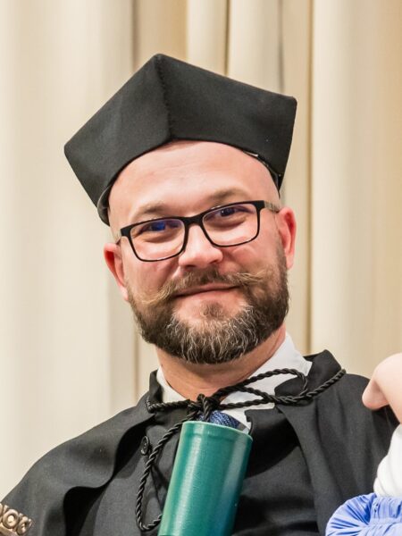 Mężczyzna w todze absolwenckiej