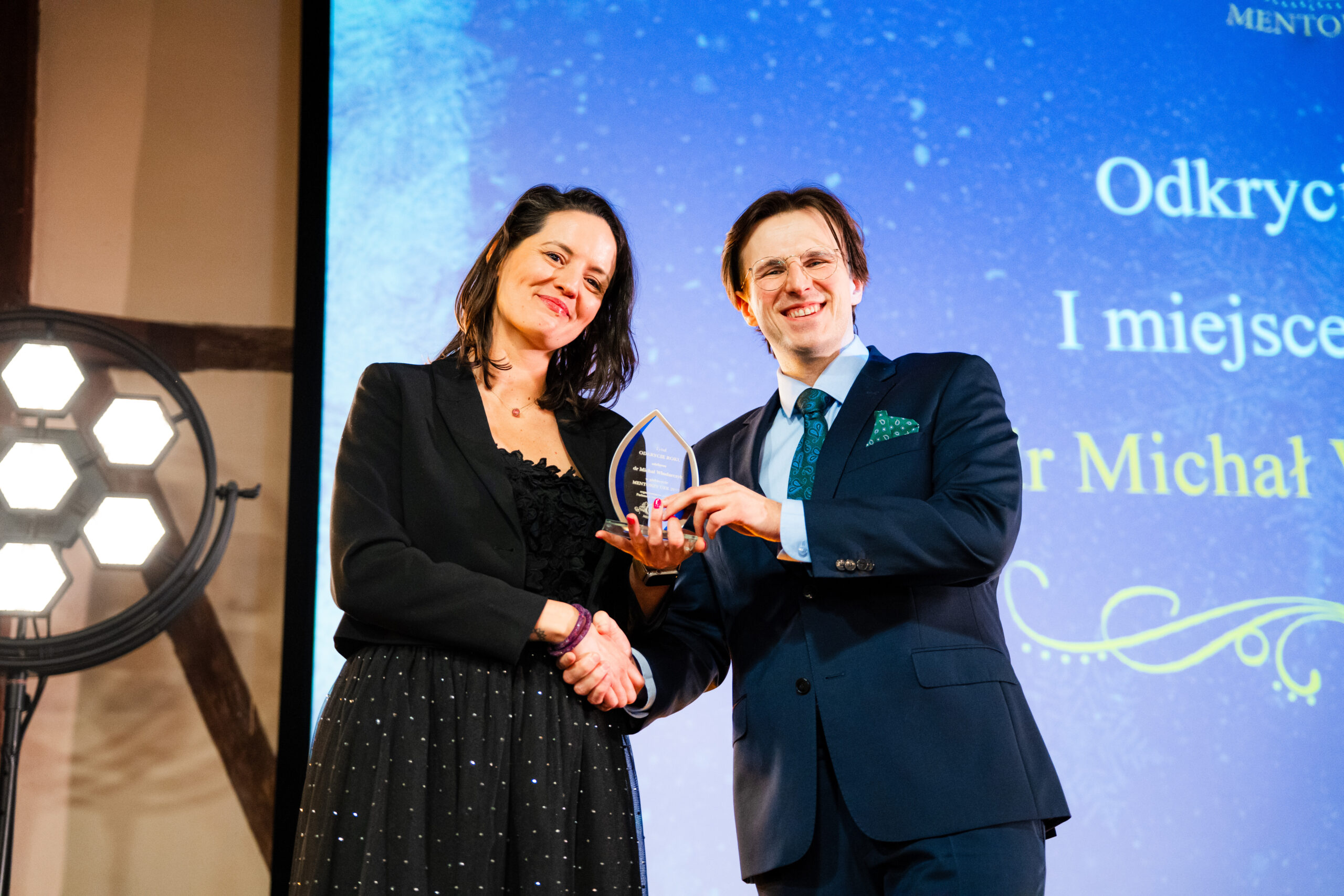 dr Michał Włodarczyk odbierający nagrodę