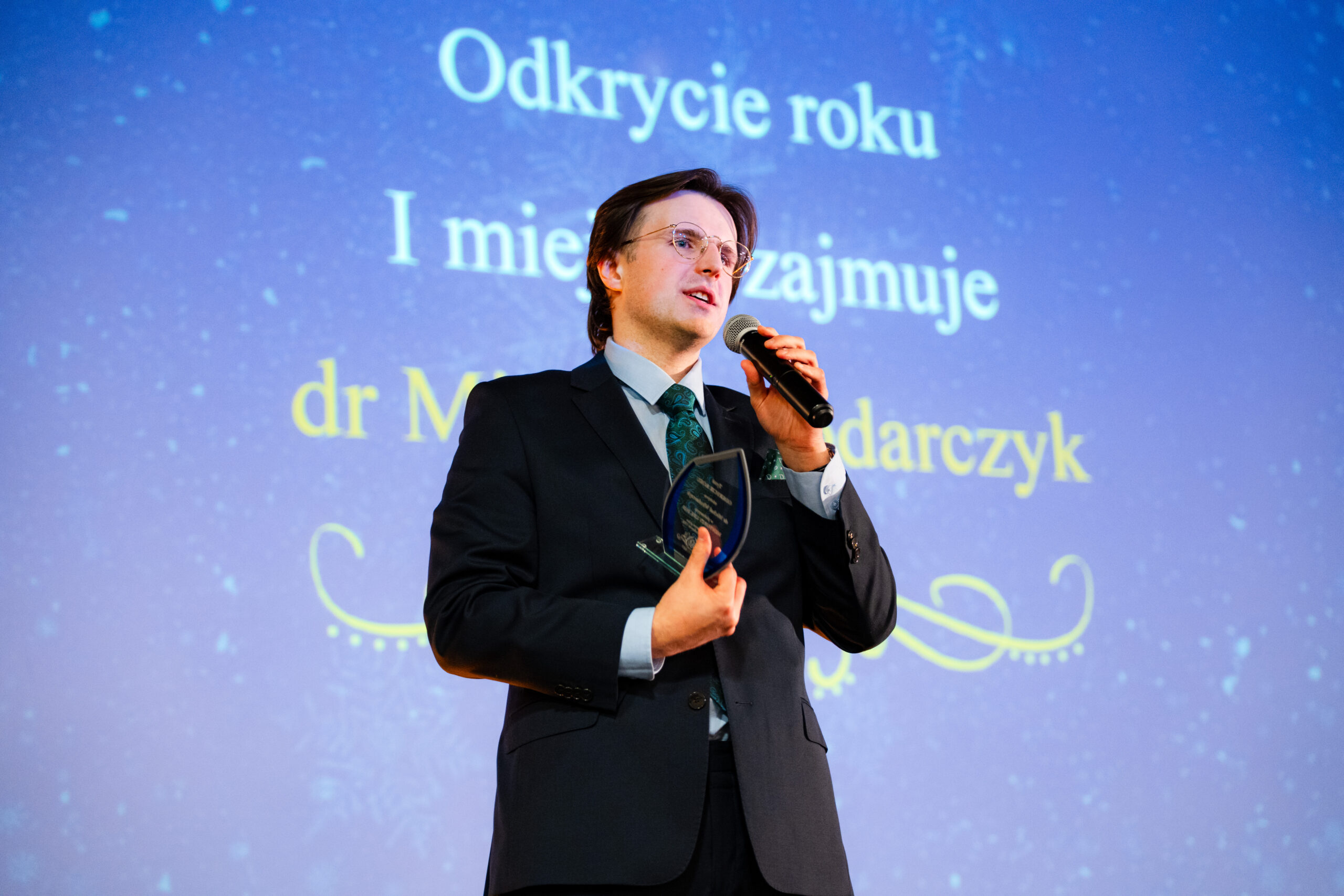 dr Michał Włodarczyk odbierający nagrodę