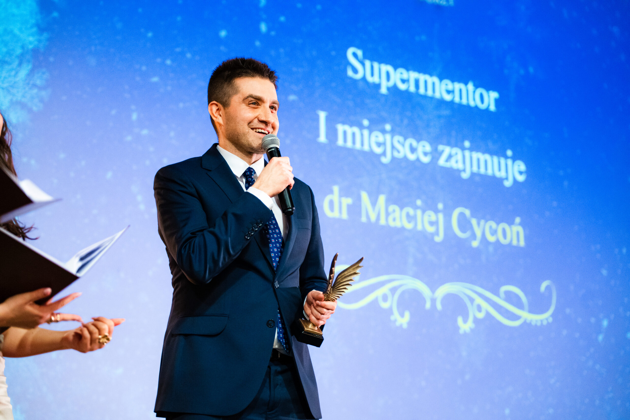 dr Maciej Cycoń odbierający nagrodę